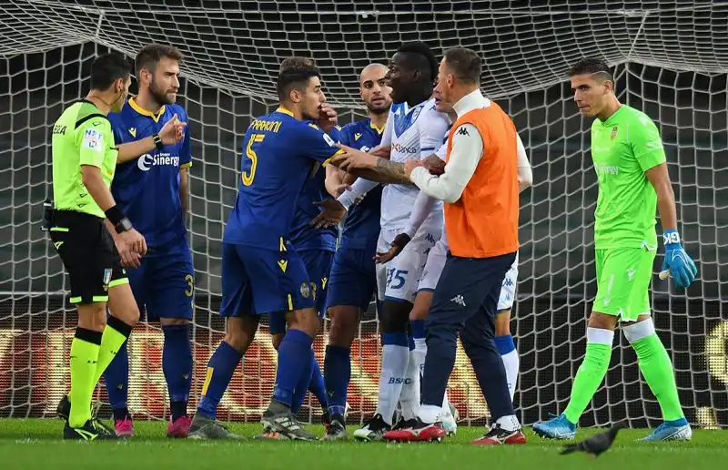 Mario Balotelli minaccia di uscire dal campo dopo essere stato vittima di cori razzisti durante Verona-Brescia: SuperMario in preda alla rabbia calcia un pallone in tribuna.