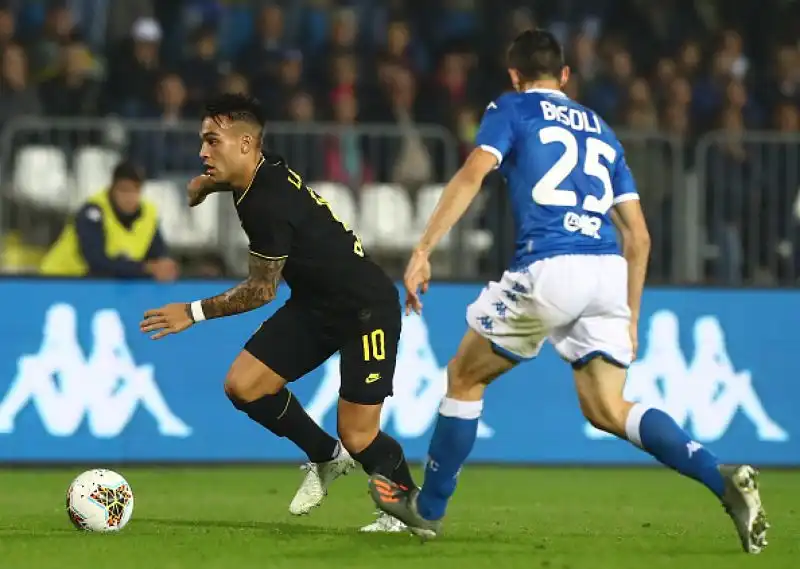 L'Inter è andata in vantaggio con un tiro deviato di Lautaro e ha poi raddoppiato nella ripresa con Lukaku nel miglior momento delle rondinelle. Il Brescia ha accorciato con un autorete di Skriniar.