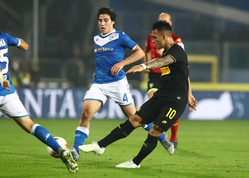 L'Inter è andata in vantaggio con un tiro deviato di Lautaro e ha poi raddoppiato nella ripresa con Lukaku nel miglior momento delle rondinelle. Il Brescia ha accorciato con un autorete di Skriniar.
