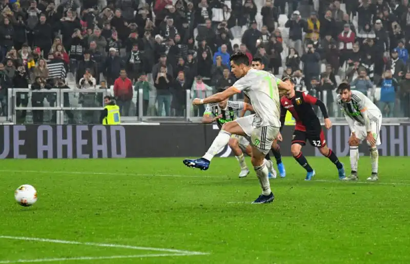 La Juventus piega per 2-1 il Genoa al 96': decide una match che sembrava stregato per i bianconeri Cristiano Ronaldo su rigore.