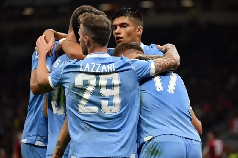 Il Milan ripiomba nell'incubo: la Lazio passa a San Siro. Rossoneri battuti in casa per 2-1 dalla squadra capitolina.