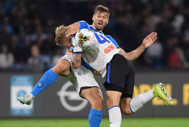 Napoli bloccato dall'Atalanta: Ancelotti furioso con il Var. La sfida del San Paolo termina 2-2 tra le polemiche.