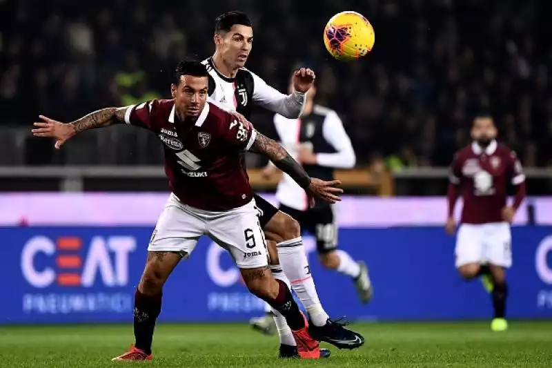 La Juventus si riprende la testa: De Ligt rinasce nel derby. I bianconeri superano il Torino di misura: decide una girata dell'olandese a metà ripresa.
