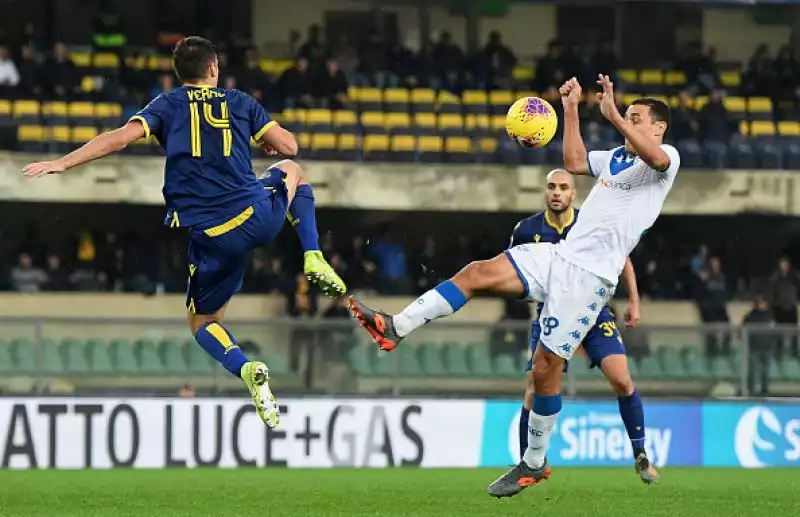 Il Verona ha battuto per 2-1 il Brescia in una partita valida per l'undicesima giornata di campionato:  la decidono Salcedo e Pessina, non basta il gol dello stesso Balotelli all'85'.