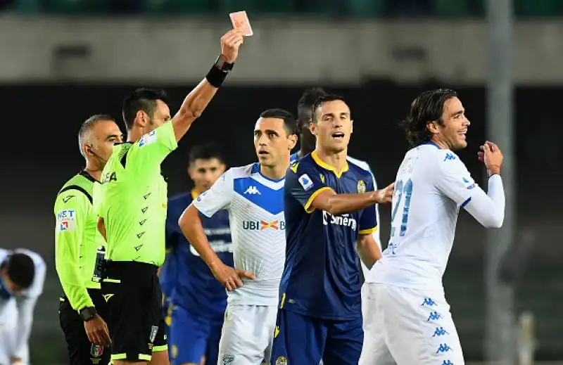 Il Verona ha battuto per 2-1 il Brescia in una partita valida per l'undicesima giornata di campionato:  la decidono Salcedo e Pessina, non basta il gol dello stesso Balotelli all'85'.