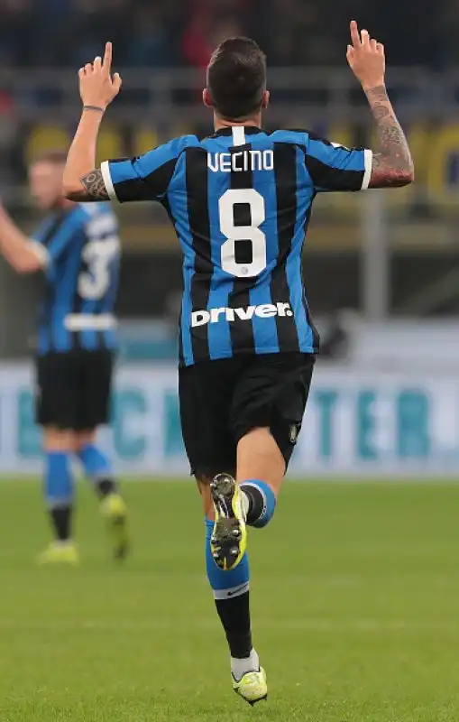 Scaligeri in vantaggio con Valerio Verre nel primo tempo, pareggio di Vecino e gran gol di Barella nella ripresa.