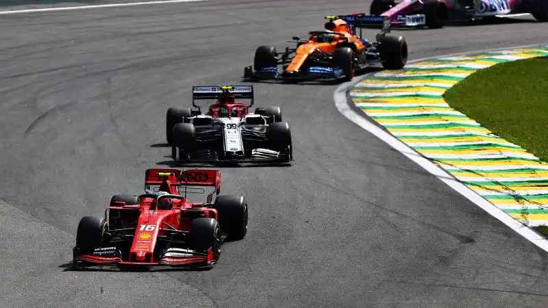 F1, vince Verstappen. Follia Vettel-Leclerc, si autoeliminano. Gara pazza in Brasile, sul podio anche la Toro Rosso di Gasly e Hamilton.