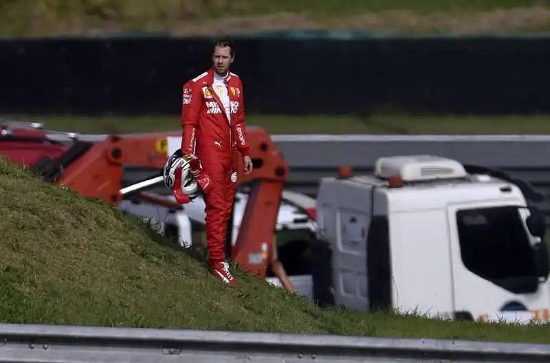 Vettel non si dà pace dopo lo sconcertante scontro con Leclerc nel Gran Premio del Brasile. Le foto.