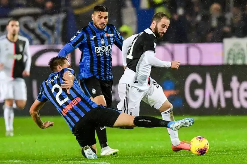 La Juventus piega l'Atalanta per 3-1 a Bergamo e conquista una vittoria preziosa in una partita valida per il tredicesimo turno di serie A.