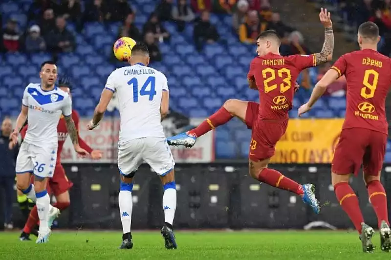 Un super Smalling trascina la Roma. Gol e due assist per il difensore nel successo sul Brescia.