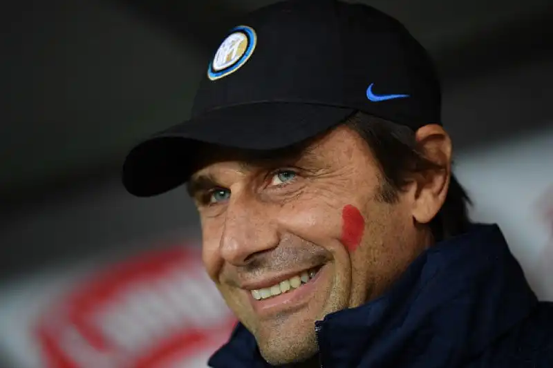 L'Inter risponde alla Juventus: Lautaro-Lukaku show col Torino. Netta affermazione dei nerazzurri che restano in scia alla squadra di Sarri: granata travolti 3-0.