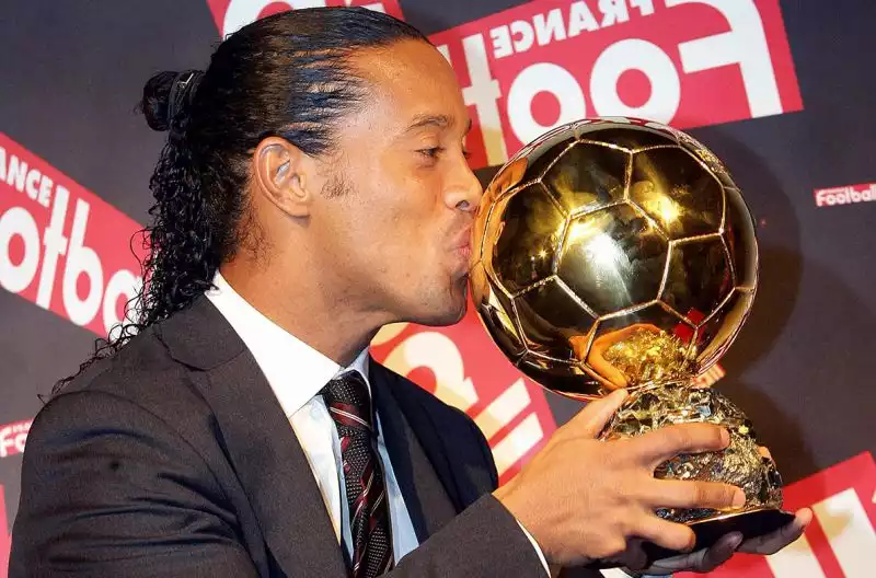 Il 2005 è lanno di Ronaldinho, fantasista brasiliano in forza al Barcellona.