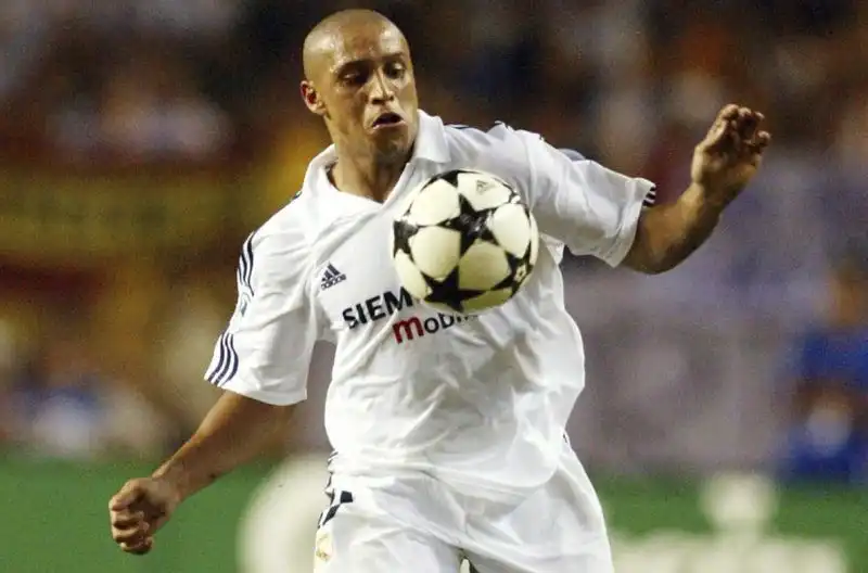 Roberto Carlos: Nel 2002 lo avrebbe meritato, perché aveva vinto tutto. Però nella Seleçao cera Ronaldo, il Fenomeno, e la scelta cadde su di lui