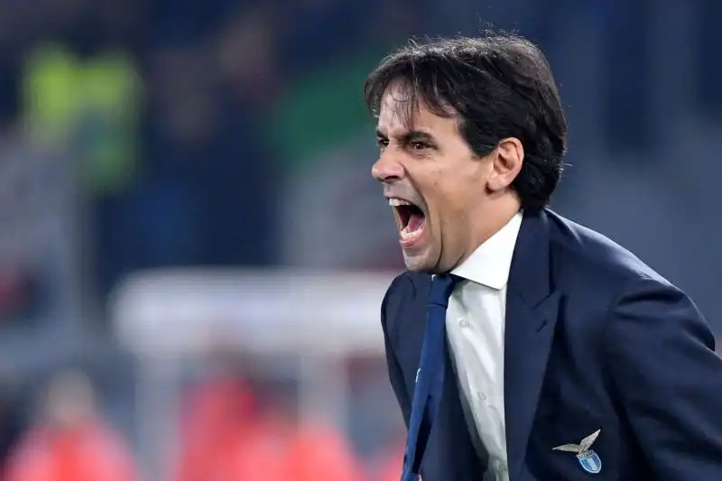 La Juve crolla a Roma: Lazio da scudetto, l'Inter resta prima. Prima sconfitta stagionale per i bianconeri di Sarri.