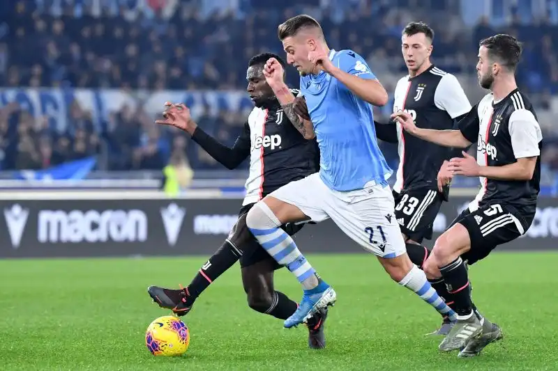 La Juve crolla a Roma: Lazio da scudetto, l'Inter resta prima. Prima sconfitta stagionale per i bianconeri di Sarri.