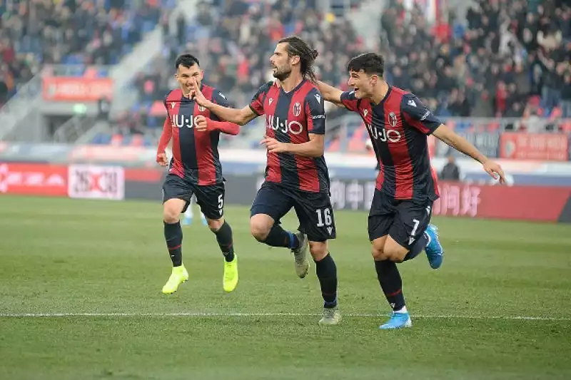 Palacio e Poli in gol per i felsinei, di Malinovski il gol per gli ospiti.