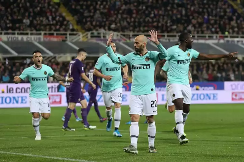La Fiorentina beffa l'Inter e fa un favore alla Juve. Nerazzurri raggiunti sull'1-1 al 92': Conte raggiunto dai bianconeri in testa alla classifica.