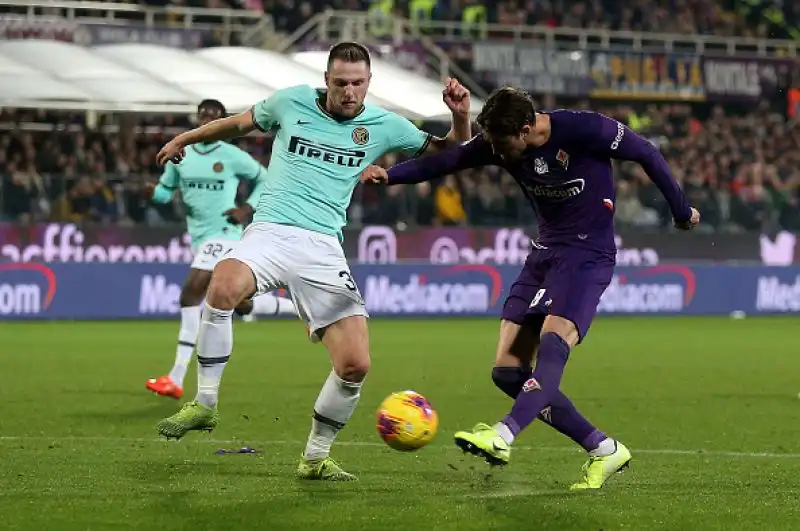 La Fiorentina beffa l'Inter e fa un favore alla Juve. Nerazzurri raggiunti sull'1-1 al 92': Conte raggiunto dai bianconeri in testa alla classifica.