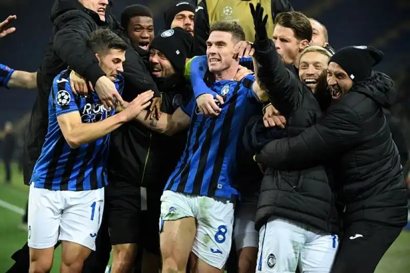 La Dea fa la storia: Atalanta agli ottavi di Champions. A Kharkiv la squadra di Gasperini trionfa 3-0 e ringrazia il Manchester City che travolge la Dinamo Zagabria: che impresa!