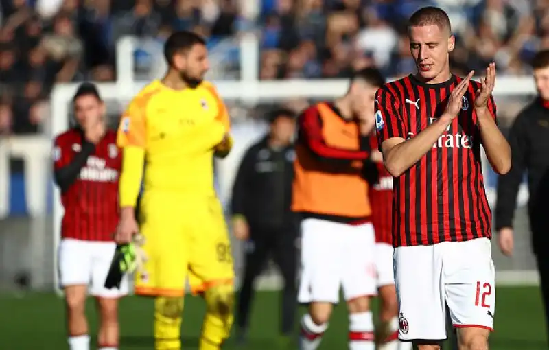 Le foto dello sconforto e dell'amarezza dei giocatori rossoneri, travolti per 5-0 a Bergamo.