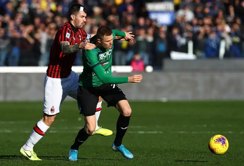 L'Atalanta strapazza il Milan nella partita di mezzogiorno della diciassettesima giornata di serie A. Sarà un Natale amarissimo per gli uomini di Pioli, umiliati per 5-0  da una Dea scatenata