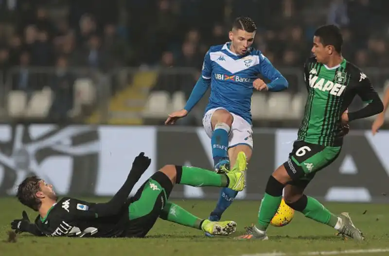 Il Sassuolo respira, Brescia torna giù.
Gli emiliani passano 2-0 al "Rigamonti" nella partita non giocata ad ottobre per la morte di Squinzi: prima sconfitta per il Corini "bis".