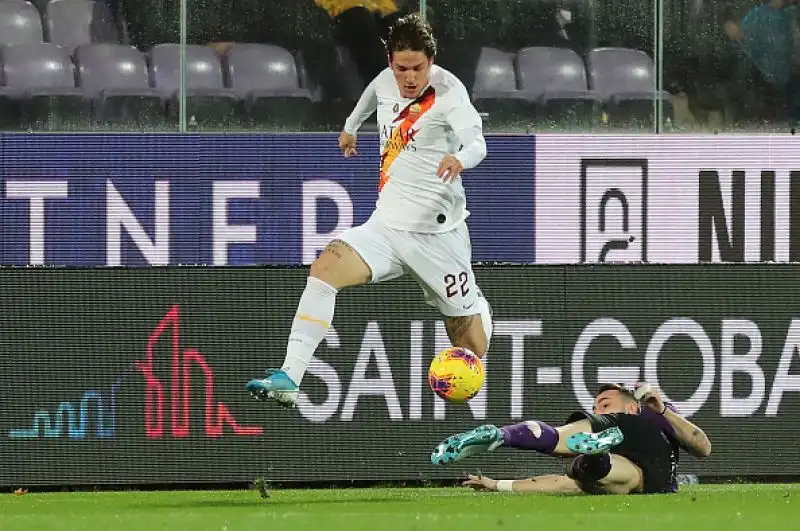 La Roma travolge con un netto 4-1 la Fiorentina nell'anticipo del venerdì della diciassettesima giornata di Serie A, giocato allo stadio "Artemio Franchi" di Firenze.