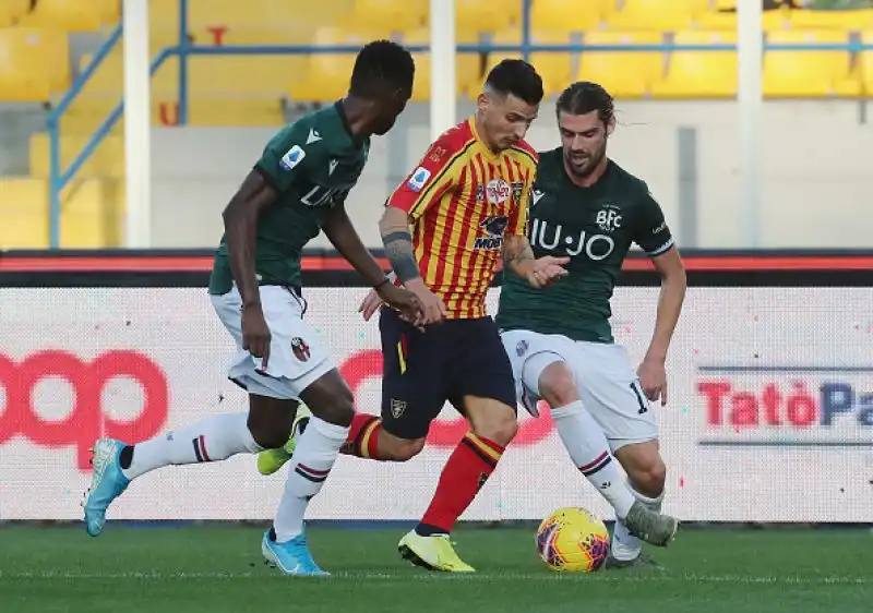 Il Bologna di Sinisa Mihajlovic è straripante nella sfida contro il Lecce: i rossoblu si impongono per 3-2 al Via del Mare e ora sono ottavi a 22 punti.
