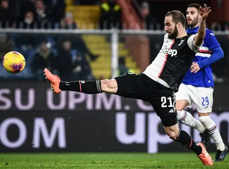 La squadra di Sarri batte 2-1 in trasferta la Sampdoria e mette pressione sull'Inter: ora la finale della Supercoppa Italiana contro la Lazio.