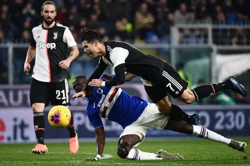 La squadra di Sarri batte 2-1 in trasferta la Sampdoria e mette pressione sull'Inter: ora la finale della Supercoppa Italiana contro la Lazio.