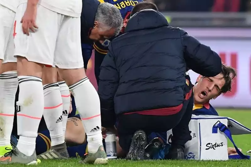 Il centrocampista giallorosso scoppia in lacrime dopo un infortunio durante la gara contro la Juve: fuori in barella