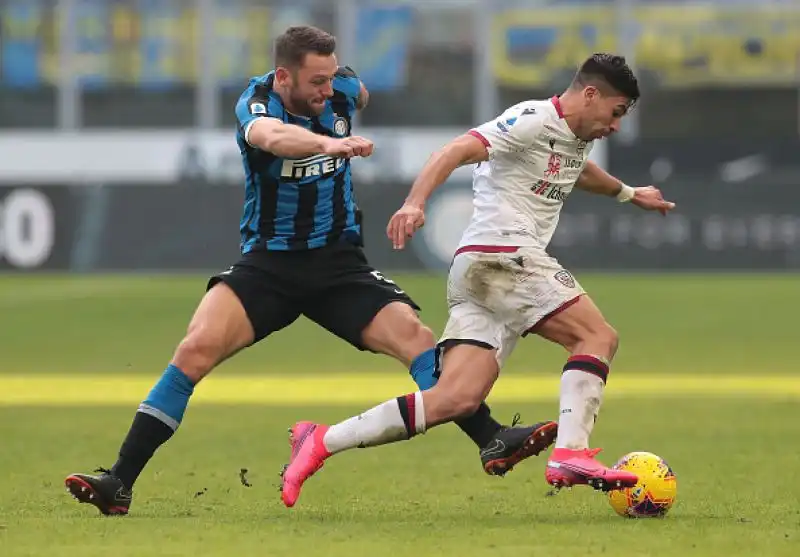 Nainggolan beffa Conte: l'Inter frena di nuovo
I nerazzurri pareggiano in casa contro il Cagliari.