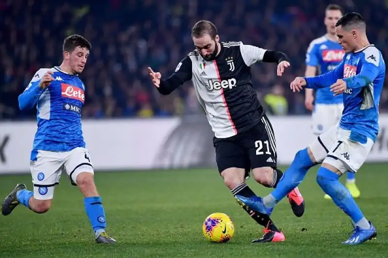 Trionfo Napoli, la Juventus non va in fuga.
Bianconeri sconfitti 2-1 al San Paolo e avvicinati in classifica da Inter e Lazio.