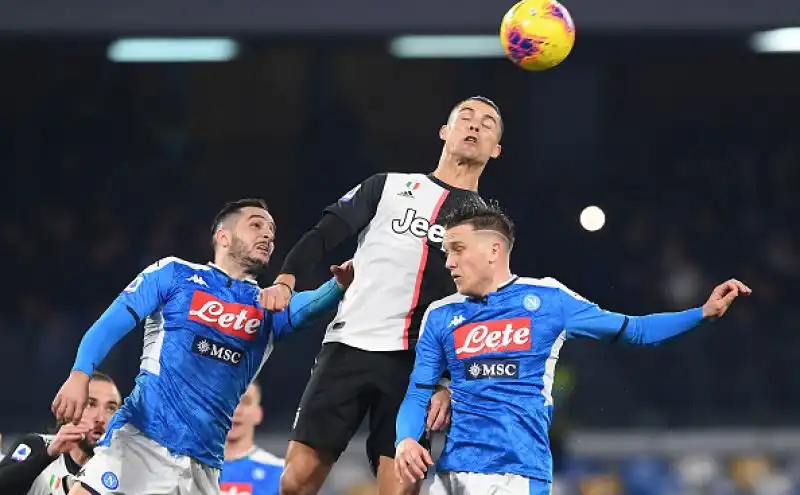 Trionfo Napoli, la Juventus non va in fuga.
Bianconeri sconfitti 2-1 al San Paolo e avvicinati in classifica da Inter e Lazio.
