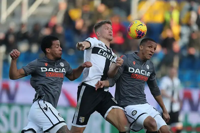 Rialza la testa il Parma dopo le sconfitte contro Juventus e Roma (in Coppa Italia) schiantando l'Udinese per 2-0