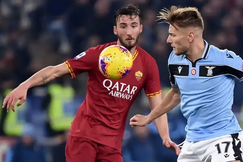 La Roma ferma la Lazio: l'Inter sorride.
Il derby finisce 1-1: la squadra di Inzaghi rallenta dopo undici vittorie consecutive e manca il sorpasso ai nerazzurri al secondo posto.