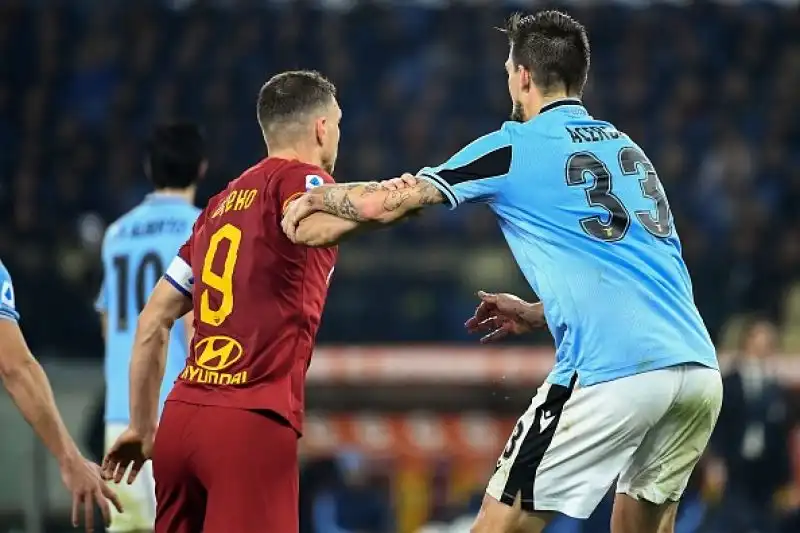 La Roma ferma la Lazio: l'Inter sorride.
Il derby finisce 1-1: la squadra di Inzaghi rallenta dopo undici vittorie consecutive e manca il sorpasso ai nerazzurri al secondo posto.