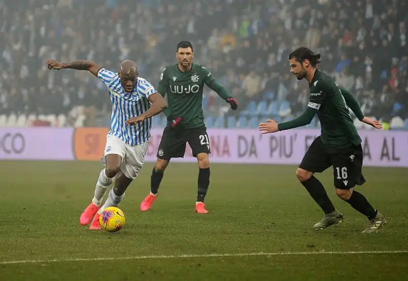 Il Bologna vince il derby, Barrow decisivo.
L'attaccante proveniente dall'Atalanta completa la rimonta dei felsinei, che superano la Spal per 3-1