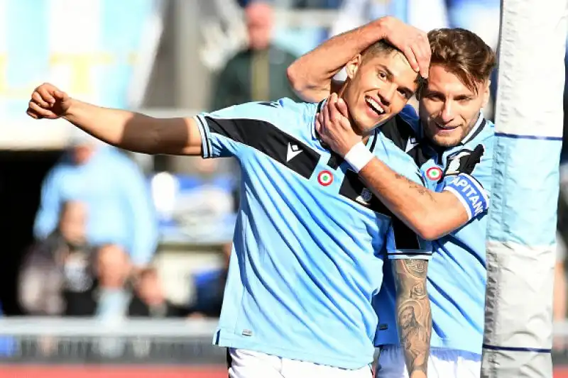 Biancocelesti in gol con Luis Alberto e Correa, annullati due gol al Bologna dal VAR.