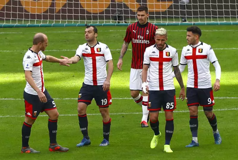 Il Milan cade in casa per 2-1 contro il Genoa in uno dei recuperi della 26esima giornata di Serie A, giocato in un San Siro a porte chiuse per l'emergenza Coronavirus.