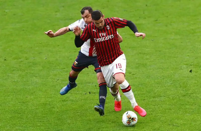 Il Milan cade in casa per 2-1 contro il Genoa in uno dei recuperi della 26esima giornata di Serie A, giocato in un San Siro a porte chiuse per l'emergenza Coronavirus.