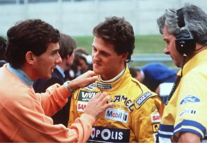 Un'immagine di qualche anno dopo, mentre parlava a Michael Schumacher