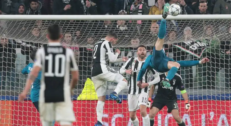 6- A quanti metri è stato colpito il pallone da Cristiano Ronaldo nella famosa rovesciata contro la Juventus?
A- 2.00
B- 2.24
C- 2.40
D- 2.38