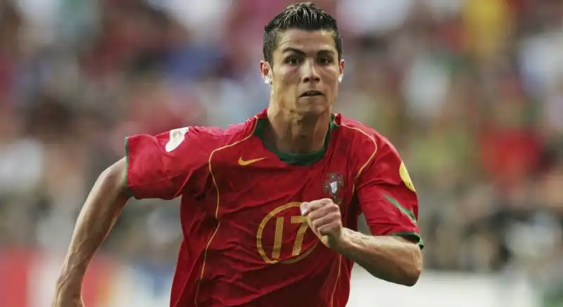 12- Nel 2004 aiuta il Portogallo a raggiungere la finale degli Europei. Contro chi segna in semifinale?
- Olanda
- Italia
- Spagna
- Inghilterra