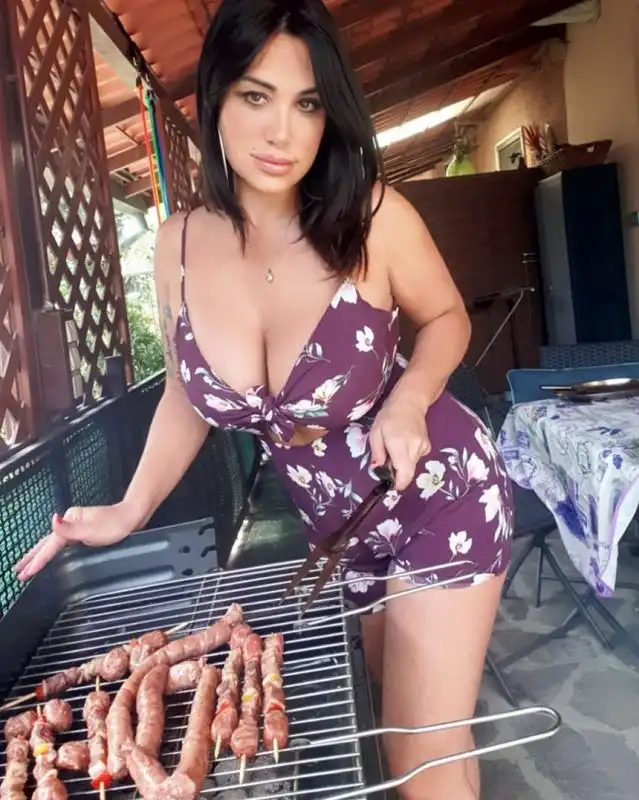 La super tifosa del Napoli dà prova delle sue abilità di cuoca sul suo profilo Instagram.