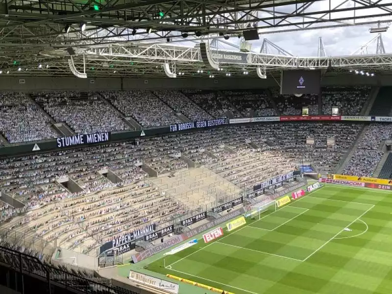 Al Borussia-Park di Monchengladbach i cartonati animano le curve in occasione del match tra Borussia e Bayer Leverkusen.