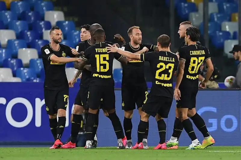 Il danese segna subito da calcio d'angolo, ma Mertens salva Gattuso: al San Paolo finisce 1-1, gli azzurri sfideranno la Juventus.