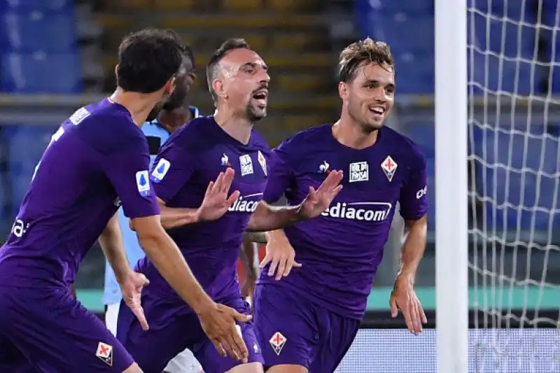 Un gioiello di Ribery nel primo tempo non basta ai gigliati: Immobile e Luis Alberto stendono la Fiorentina nella ripresa.