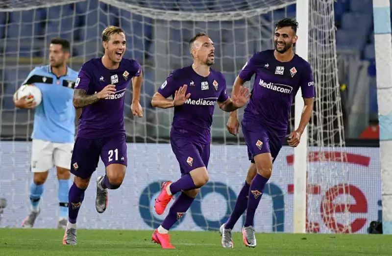 Un gioiello di Ribery nel primo tempo non basta ai gigliati: Immobile e Luis Alberto stendono la Fiorentina nella ripresa.