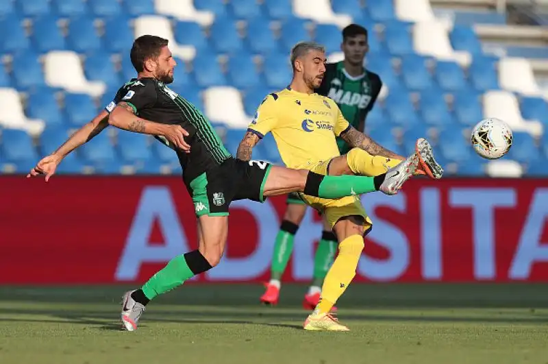 Si ferma il Verona, bloccato per  3-3 a Reggio Emilia dal Sassuolo: dopo un primo tempo senza reti, la ripresa è pirotecnica, con 6 gol.